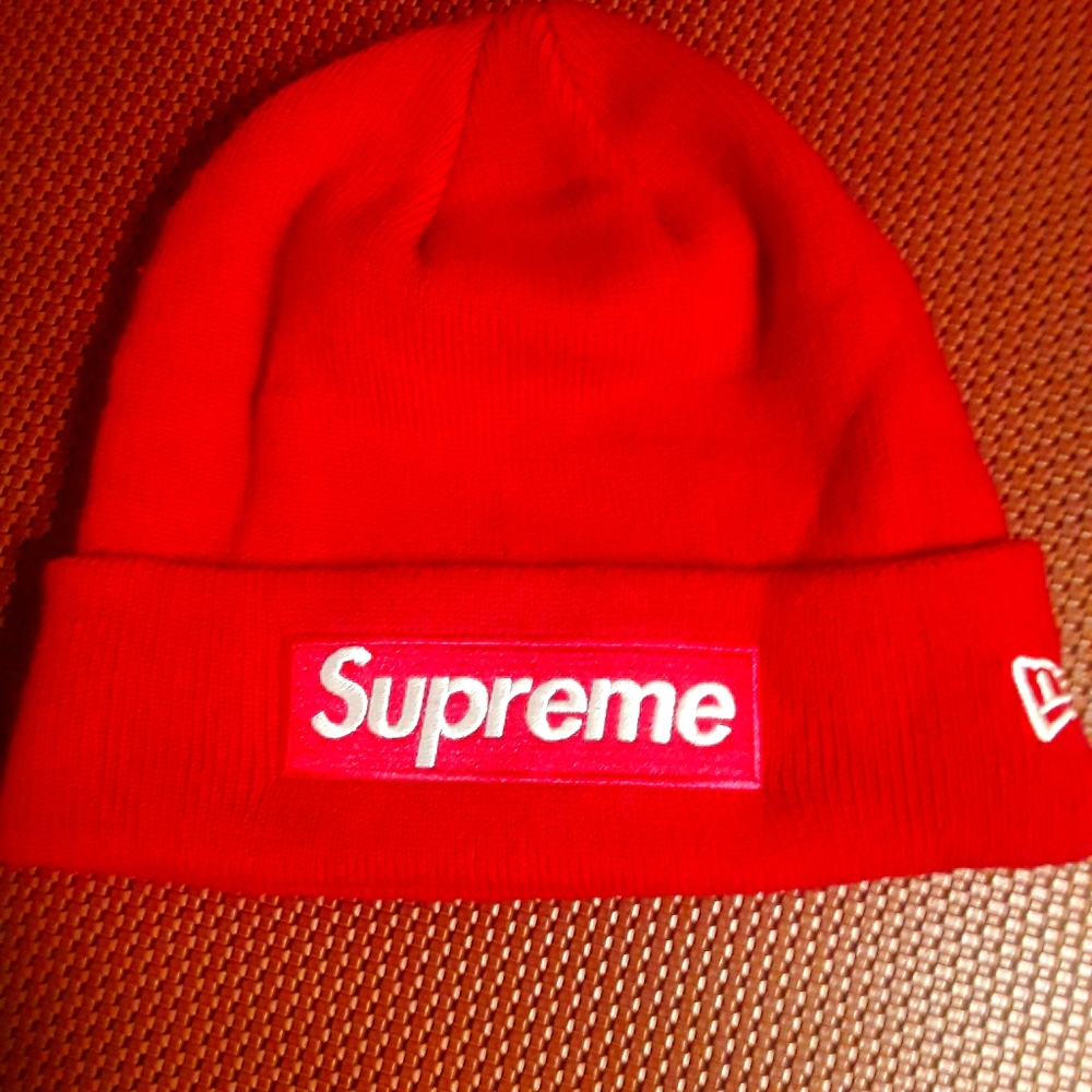 Like new authentic Supreme/New Era beanie